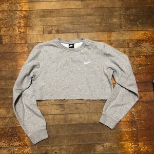 Cropped Nike Crewneck